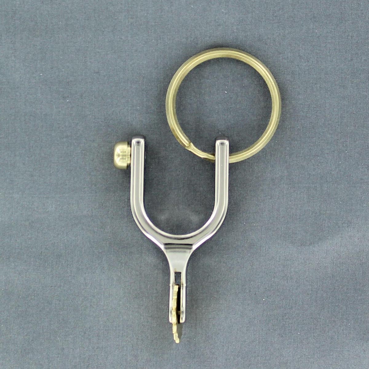 Porte-clés Western – Éperon Argenté et Râteau Doré Suspendus