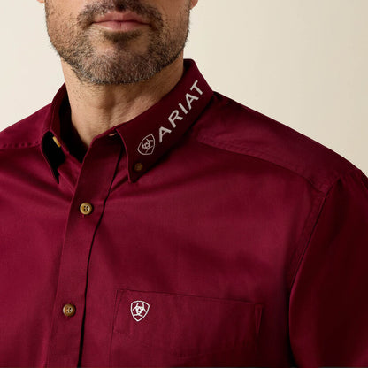 Ariat Chemise classique coupe régulière en twill avec logo d’équipe Bourgogne Homme