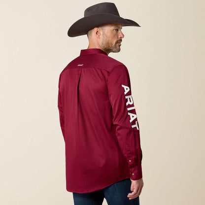 Ariat Chemise classique coupe régulière en twill avec logo d’équipe Bourgogne Homme